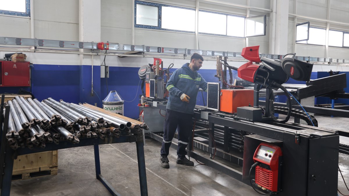 A worker is seen at a factory in Diyarbakır, southern Türkiye, April 27, 2025. (IHA Photo)