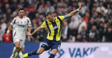 Fenerbahçe&#039;s Edin Dzeko shoots during the Süper Lig match against Beşiktaş at Tüpraş Stadium, Istanbul, Türkiye, Dec. 7, 2024. (Getty Images Photo)
