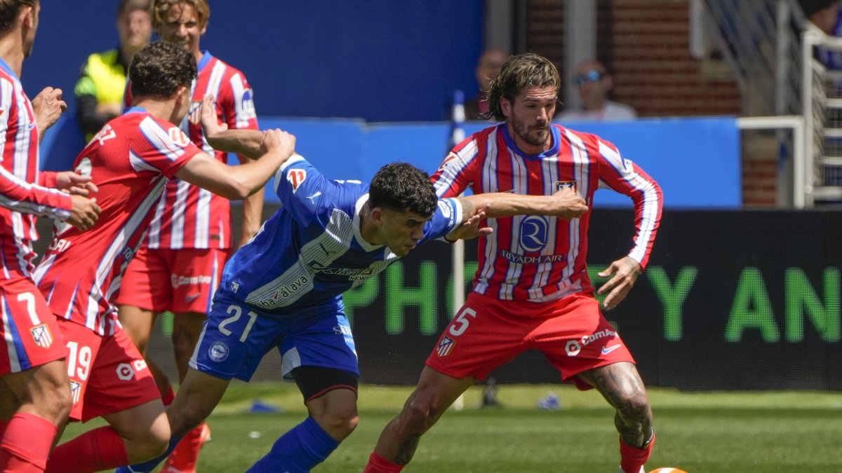 Alaves midfielder Carles Alena (L) fights for a ball against Atletico de Madrid midfielder Rodrigo de Paul (R) during the La Liga match at Mendizorrotza stadium, Vitoria-Gasteiz, Spain, May 3, 2025. (EPA Photo)