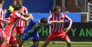 Alaves midfielder Carles Alena (L) fights for a ball against Atletico de Madrid midfielder Rodrigo de Paul (R) during the La Liga match at Mendizorrotza stadium, Vitoria-Gasteiz, Spain, May 3, 2025. (EPA Photo)