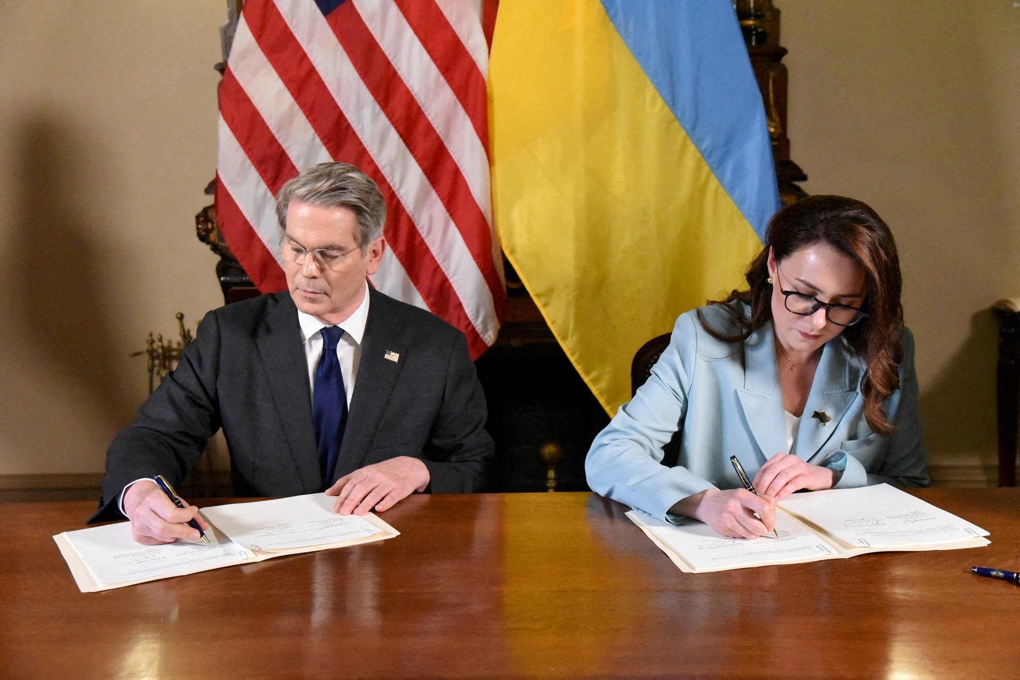 U.S. Treasury Secretary Scott Bessent and Ukrainian First Deputy Prime Minister Yulia Svyrydenko sign a deal that will give the United States preferential access to new Ukrainian minerals deals and fund investment in Ukraine's reconstruction, Washington, D.C., U.S., April 30, 2025. (Reuters Photo)