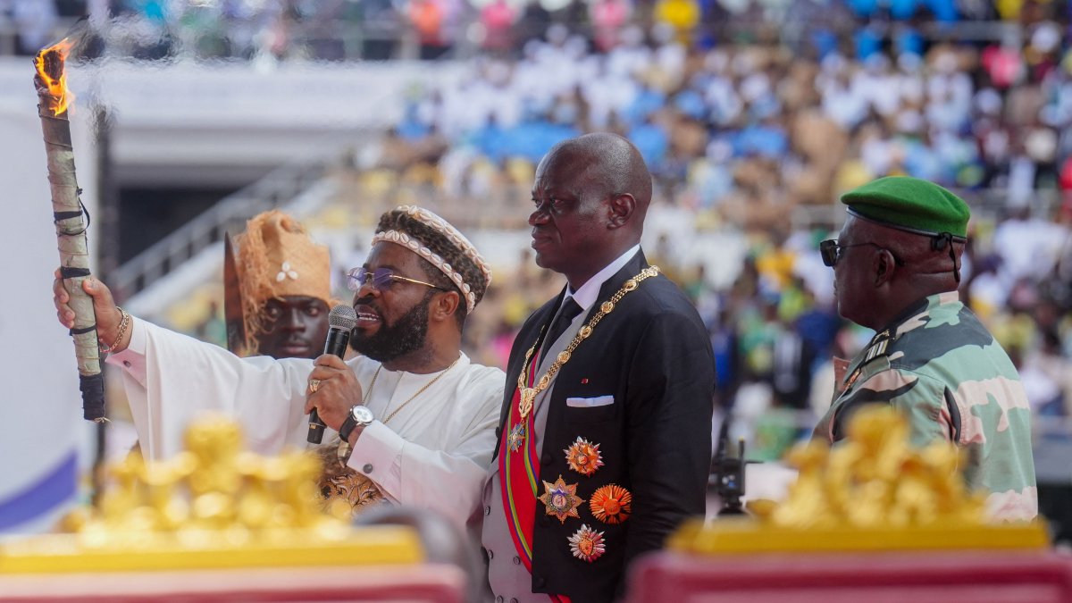 President of Gabon Brice Oligui Nguema (C) takes part in a traditional ceremony during his swearing-in, Libreville, Gabon, May 3, 2025. (AFP Photo)