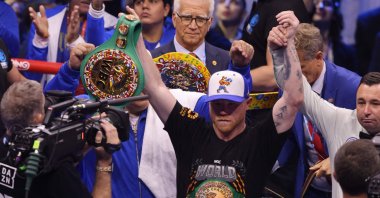Mexico&#039;s Canelo Alvarez celebrates after winning his super middleweight boxing match against Cuba&#039;s William Scull at The Venue in Riyadh, Saudi Arabia, May 4, 2025. (AFP Photo)