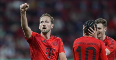 Bayern Munich&#039;s Leroy Sane (C) celebrates scoring the 1-3 goal with his teammates Josip Stanisic (R) and Harry Kane (L) during the Bundesliga match against Augsburg, Augsburg, Germany, April 4, 2025. (AFP Photo)