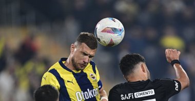 Fenerbahçe&#039;s Edin Dzeko (L) and Beşiktaş&#039;s Alexander Mark David Oxlade-Chamberlain (R) battle for possession during the Süper Lig match at Ülker Stadium, Istanbul, Türkiye, April 4, 2025. (AA Photo)