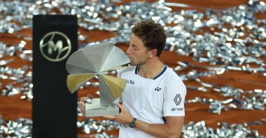 Norway&#039;s Casper Ruud poses with his trophy after winning Britain&#039;s Jack Draper during their 2025 ATP Tour Madrid Open tennis tournament singles final match at the Caja Magica, Madrid, May 4, 2025. (AFP Photo)