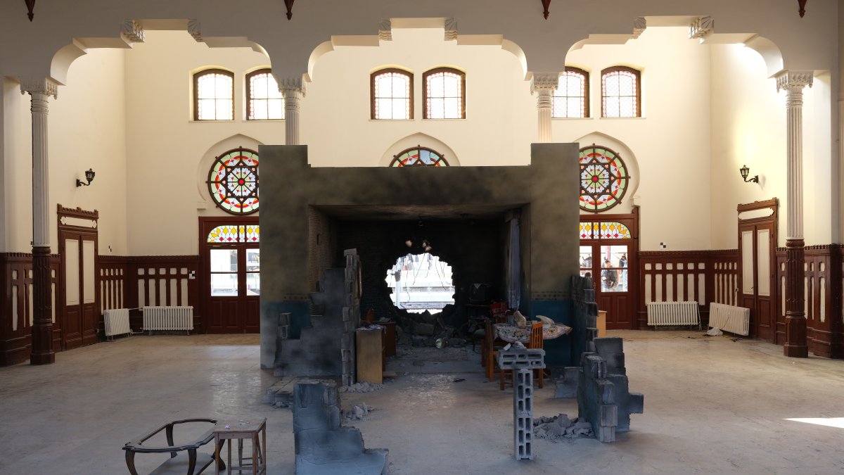 A view of Enes Hakan Tokyay&#039;s artwork, inspired by Plato’s "Allegory of the Cave," at Sirkeci Station, Istanbul, Türkiye, March 1, 2025. (Photo courtesy of Halil İbrahim İzgi)
