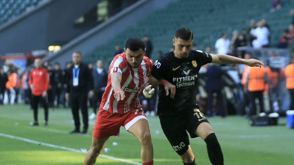 Geosis Boluspor's Vusal Iskandarlı (L) and Yeni Malatyaspor's Muhammet Emir Ulusoy battle for possession during the Trendyol 1st Lig match, Kocaeli, Türkiye, April 4, 2025. (AA Photo)