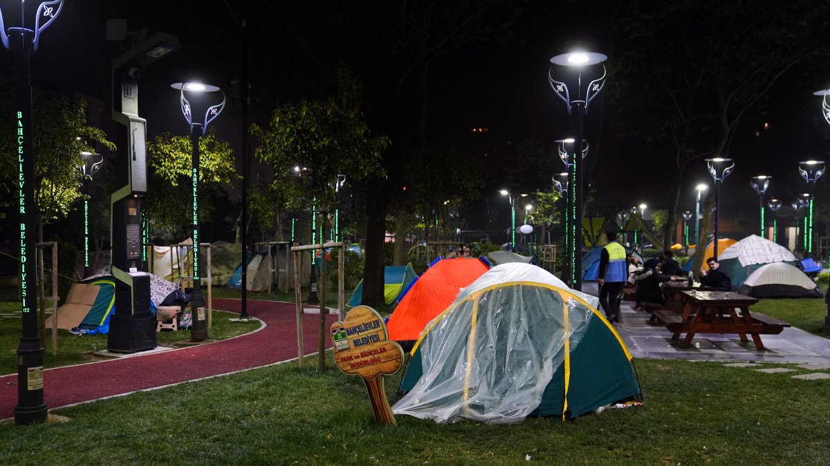 People in Bahçelievler spend the night in Kuleli Park, setting up tents after the earthquake, Istanbul, Türkiye, April 26, 2025. (AA Photo)