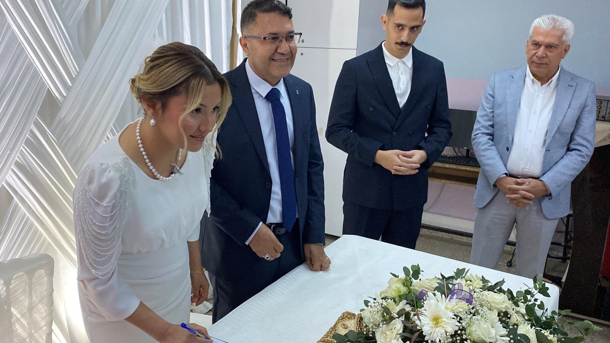 The couple exchanges vows during their wedding ceremony at a primary school hall in Gaziantep, Türkiye, May 5, 2025. (DHA Photo)
