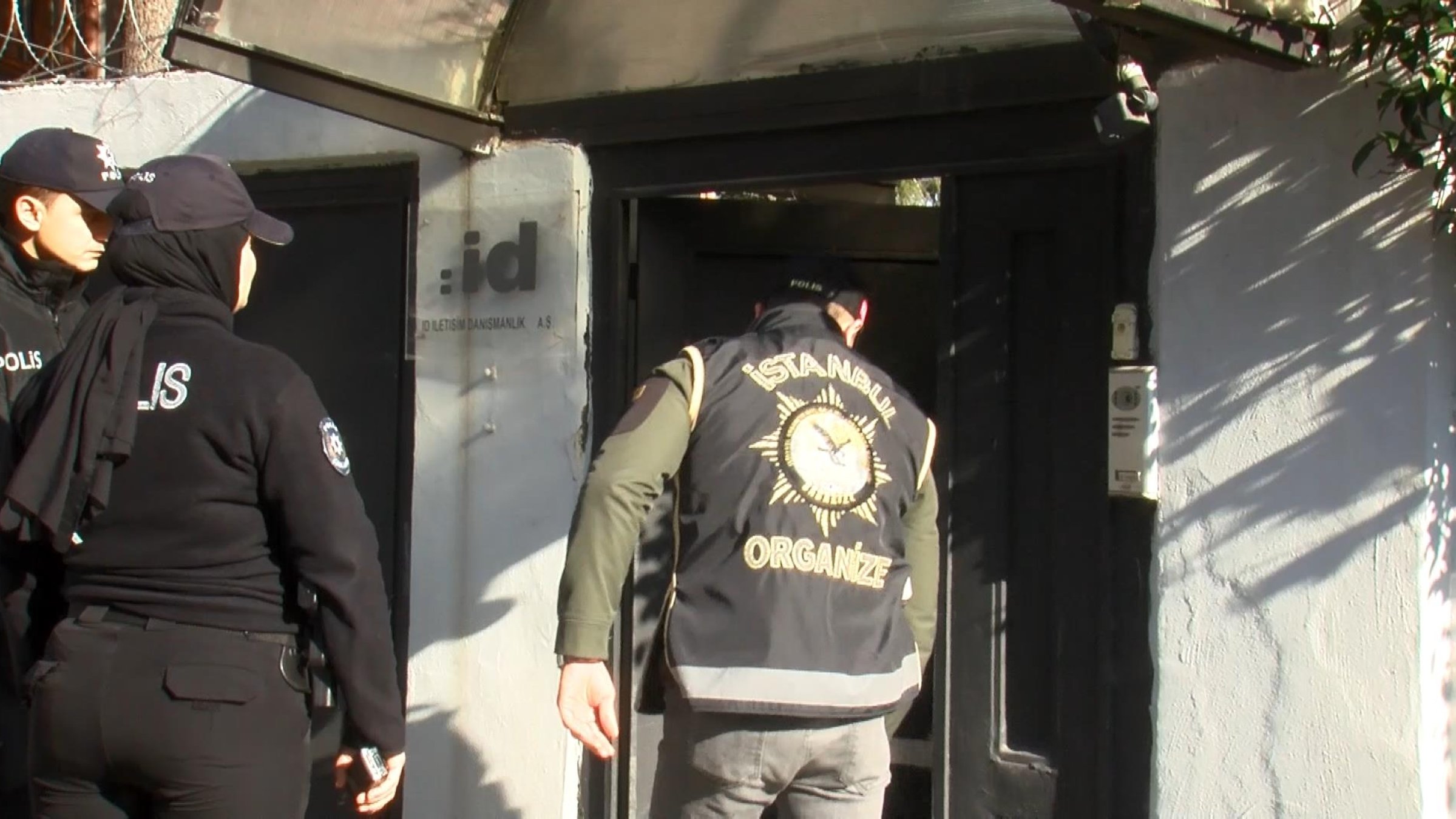 Police officers stand outside Ayşe Barım&#039;s home as they search for evidence following her detention, Istanbul, Türkiye, Jan. 24, 2025. (DHA Photo)