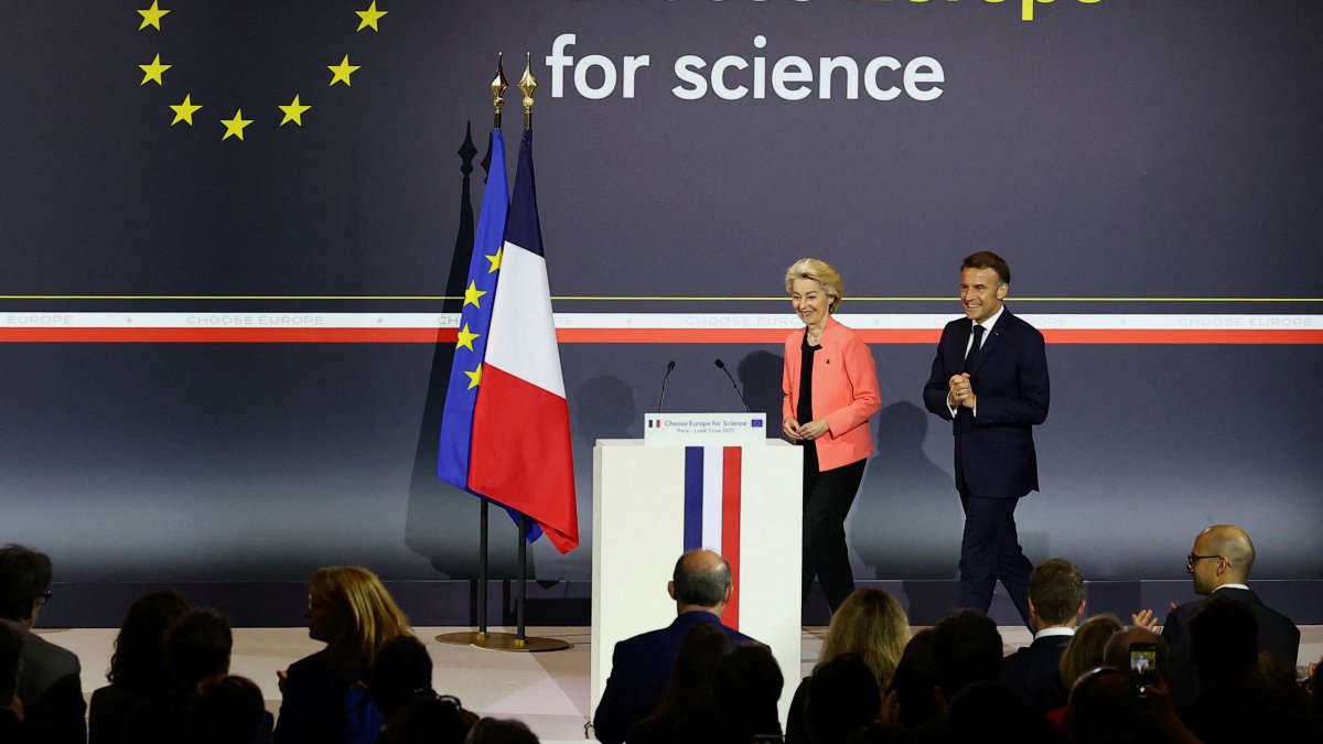 French President Emmanuel Macron (R) and European Commission President Ursula Von der Leyen arrive to attend the &quot;Choose Europe for Science&quot; conference, Paris, France, May 5, 2025. (AFP Photo)