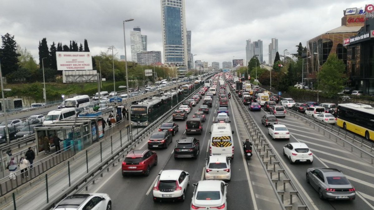 Vehicles are seen in traffic on a highway in Istanbul, Türkiye, April 30, 2025. (AA Photo)