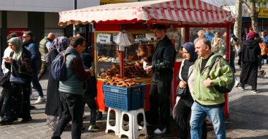 People buy simit, a traditional Turkish bagel, as they are displayed at a stall for sale in the Üsküdar, Istanbul, Türkiye, April 23, 2025. (Reuters Photo)