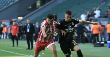 Geosis Boluspor's Vusal Iskandarlı (L) and Yeni Malatyaspor's Muhammet Emir Ulusoy battle for possession during the Trendyol 1st Lig match, Kocaeli, Türkiye, April 4, 2025. (AA Photo)