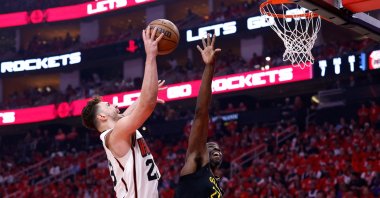Houston Rockets' Alperen Şengün (L) drives to the basket against the Golden State Warriors' Draymond Green during the first quarter of the Western Conference First Round NBA Playoffs, Houston, U.S., May 4, 2025. (AFP Photo)