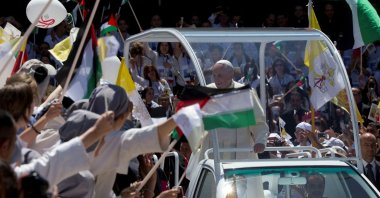 Pope Francis arrives to celebrate mass in Manger Square next to the Church of the Nativity, Bethlehem, occupied West Bank, Palestine, May 25, 2014. (Reuters Photo)