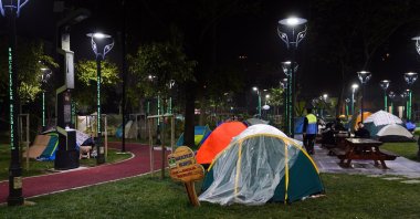 People in Bahçelievler spend the night in Kuleli Park, setting up tents after the earthquake, Istanbul, Türkiye, April 26, 2025. (AA Photo)
