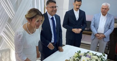 The couple exchanges vows during their wedding ceremony at a primary school hall in Gaziantep, Türkiye, May 5, 2025. (DHA Photo)