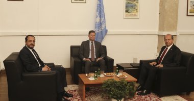 Turkish Republic of Nothern Cyprus (TRNC) President Ersin Tatar, (R) leader of the Greek Cypriots Nikos Christodoulides (L) and U.N. official Colin Stewart (C) at Ledra Palace, Lefkoşa (Nicosia), May 5, 2025. (AP Photo)