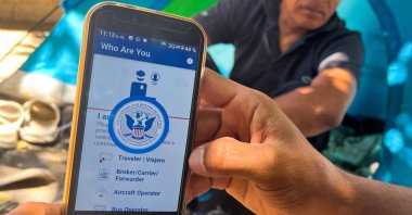 A migrant shows the CBP One App from the U.S. Customs and Border Protection agency, to use to apply for an appointment to claim asylum, on a phone in Ciudad Juarez, Chihuahua state, Mexico, May 10, 2023. (AFP Photo)