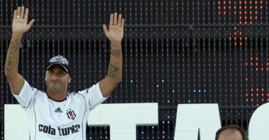 Ricardo Quaresma waves at fans after being unveiled as Beşiktaş, during a ceremony for him at the Inönü Stadium, Istanbul, Türkiye, June 19, 2010. (AP Photo)