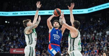Anadolu Efes&#039; Elijah Bryant (C) and Panathinaikos AKTOR&#039;s Konstantinos Mitoglou (R) battle for possession during the EuroLeague play-off fourth match, Istanbul, Türkiye, April 4, 2025. (AA Photo)