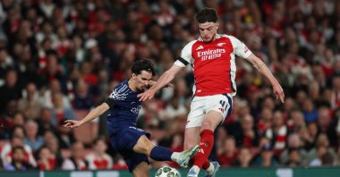 Paris Saint-Germain&#039;s Vitinha (L) fights for the ball with Arsenal&#039;s Declan Rice during the UEFA Champions League semifinal 1st leg football match at the Emirates Stadium, London, U.K., April 29, 2025. (AFP Photo)