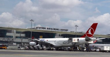 A Turkish Airlines (THY) Airbus A320 waiting for boarding at Atatürk Airport, Istanbul, Türkiye, May 29, 2015. (Shutterstock Photo)