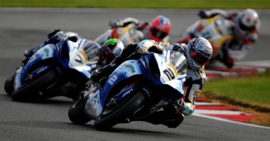 Great Britain&#039;s Leon Camier rides his Airwaves Yamaha as he goes on to win Race 1 during the MCE Insurance British Superbike Championships at Oulton Park, Cheshire, U.K., Oct. 11, 2009. (Reuters Photo)