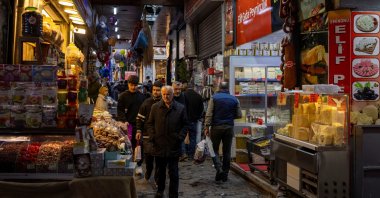 People shop in Eminönü neighborhood of Istanbul, Türkiye, April 25, 2025. (Reuters Photo)