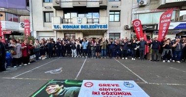 Workers stage a protest outside the building of Konak municipality, Izmir, western Türkiye, May 7, 2025. (İHA Photo)