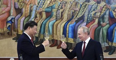 Russian President Vladimir Putin (R) and Chinese President Xi Jinping raise a toast at their dinner in the Hall of Facets in the Kremlin, Moscow, Russia, March 21, 2023. (AP Photo)
