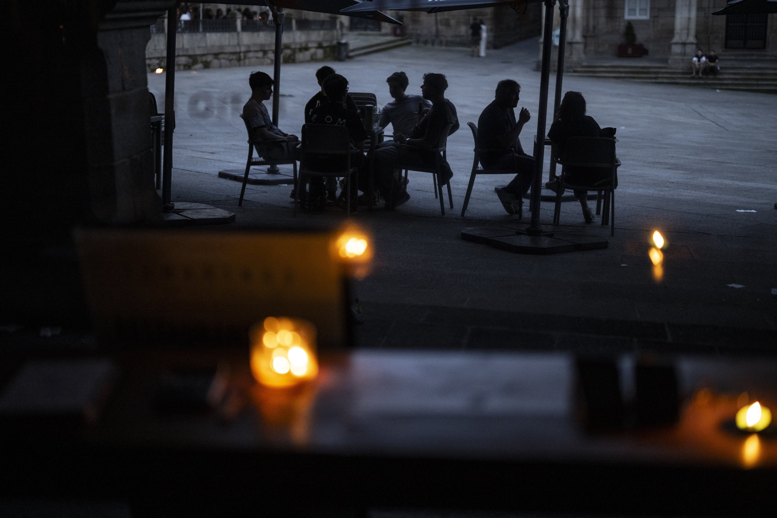 People use candles at a pub amid the power blackout in Ourense, Galicia, northwestern Spain, April 28, 2025. (EPA Photo)