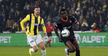 Fenerbahçe&#039;s Edin Dzeko (L) chases Başakşehir&#039;s Ousseynou Ba during a Süper Lig match at the Ülker Stadium, Istanbul, Türkiye, Dec. 15, 2025. (IHA Photo)