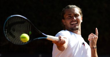 Germany's Alexander Zverev plays a forehand return to Spain's Carlos Alcaraz during a training session ahead of the ATP Rome Open tennis tournament at Foro Italico, Rome, Italy, May 7, 2025. (AFP Photo)