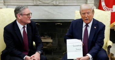 U.S. President Donald Trump holds a letter from Britain's King Charles as he meets with British Prime Minister Keir Starmer in the Oval Office at the White House, Washington, U.S., Feb. 27, 2025. (Reuters Photo)
