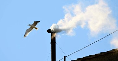 White smoke rises from the chimney of the Sistine Chapel signaling that cardinals elected a new pope during their conclave in the Vatican, May 8, 2025. (AFP Photo)