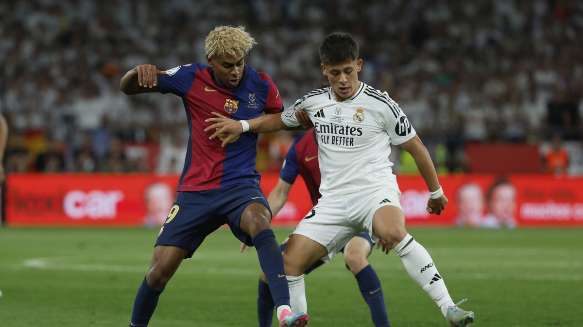 Barcelona&#039;s Lamine Yamal (L) fights for the ball with Real Madrid&#039;s Arda Güler during the Spanish Copa del Rey final at Estadio de La Cartuja stadium, Seville, Spain, April 26, 2025. (AP Photo)