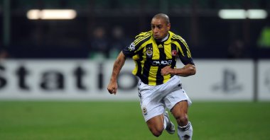 Fenerbahçe&#039;s Roberto Carlos in action during the UEFA Champions League Group G match between Inter Milan and Fenerbahçe at the Stadio Giuseppe Meazza, Milan, Italy, Nov. 27, 2007. (Getty Images Photo)