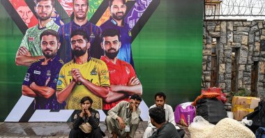 Vendors pack their belongings as they leave Rawalpindi Cricket Stadium following the postponement of the Pakistan Super League (PSL) match after the alleged spotting of a drone outside the stadium, Rawalpindi, Pakistan, May 8, 2025. (AFP Photo)