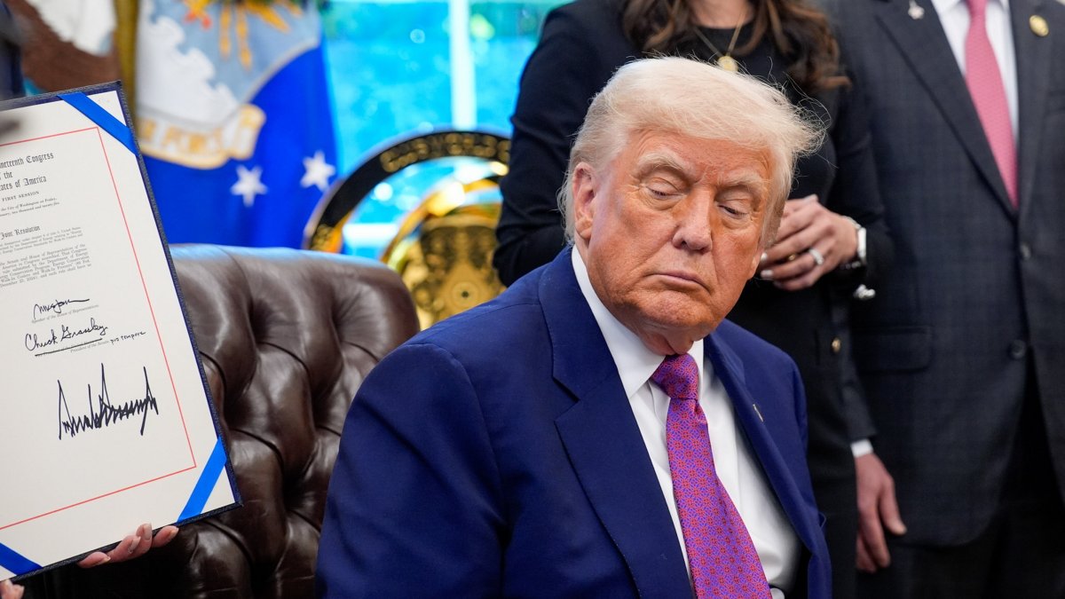 U.S. President Donald Trump signs executive orders and speaks to reporters in the Oval Office of the White House in Washington, DC, U.S., May 9, 2025. (EPA Photo)