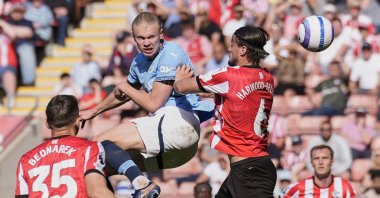 Manchester City&#039;s Erling Haaland (C) heads at goal during a Premier League match between Manchester City and Southampton, at St Mary&#039;s Stadium, Southampton, U.K., May 10, 2025. (AP Photo)