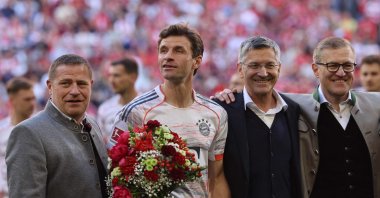 Bayern Munich&#039;s Thomas Muller (2nd L) poses flanked by Bayern Munich&#039;s sporting CEO Max Eberl (L) and Bayern Munich&#039;s President Herbert Hainer ahead the German first division Bundesliga football match between Bayern Munich and Borussia Monchengladbach, Munich, Germany, May 10, 2025. (AFP Photo)