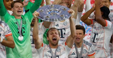 Bayern Munich players, including Harry Kane (C), celebrate with the trophy after the German first division Bundesliga football match between Bayern Munich and Borussia Monchengladbach, Munich, Germany, May 10, 2025. (AFP Photo)