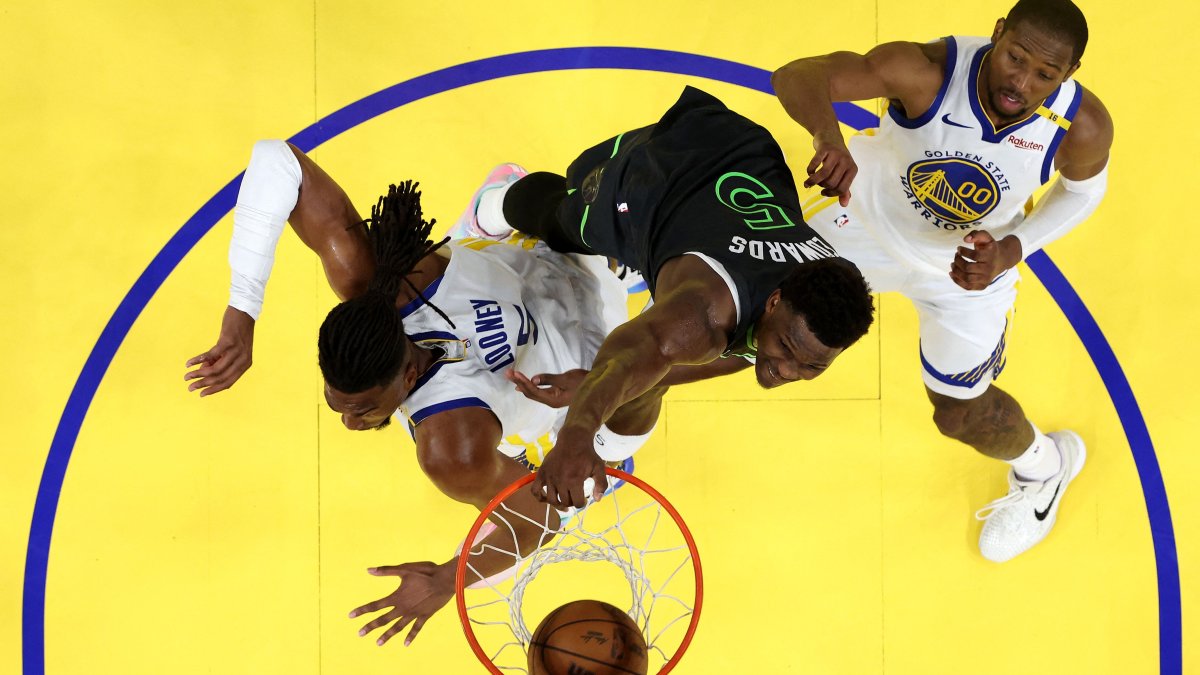 Minnesota Timberwolves&#039; Anthony Edwards (C) dunks the ball against Golden State Warriors&#039; Kevon Looney during an NBA playoff game in San Francisco, California, U.S., May 10, 2025. (AFP Photo)