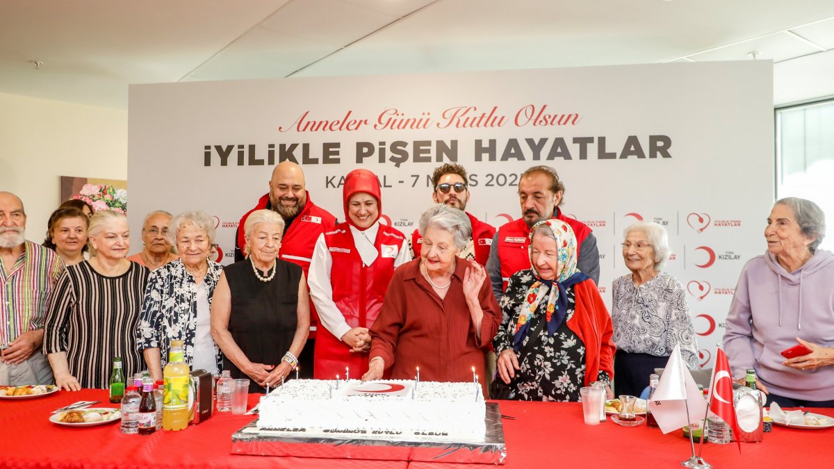 Turkish Red Crescent (Kızılay) President Fatma Meriç Yılmaz (C) and mothers cut a cake together during a Mother&#039;s Day celebration, Istanbul, Türkiye, May 11, 2025. (AA Photo)