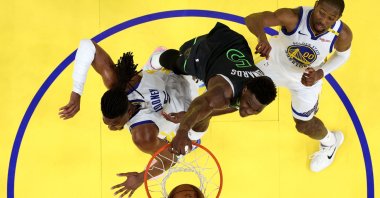 Minnesota Timberwolves&#039; Anthony Edwards (C) dunks the ball against Golden State Warriors&#039; Kevon Looney during an NBA playoff game in San Francisco, California, U.S., May 10, 2025. (AFP Photo)