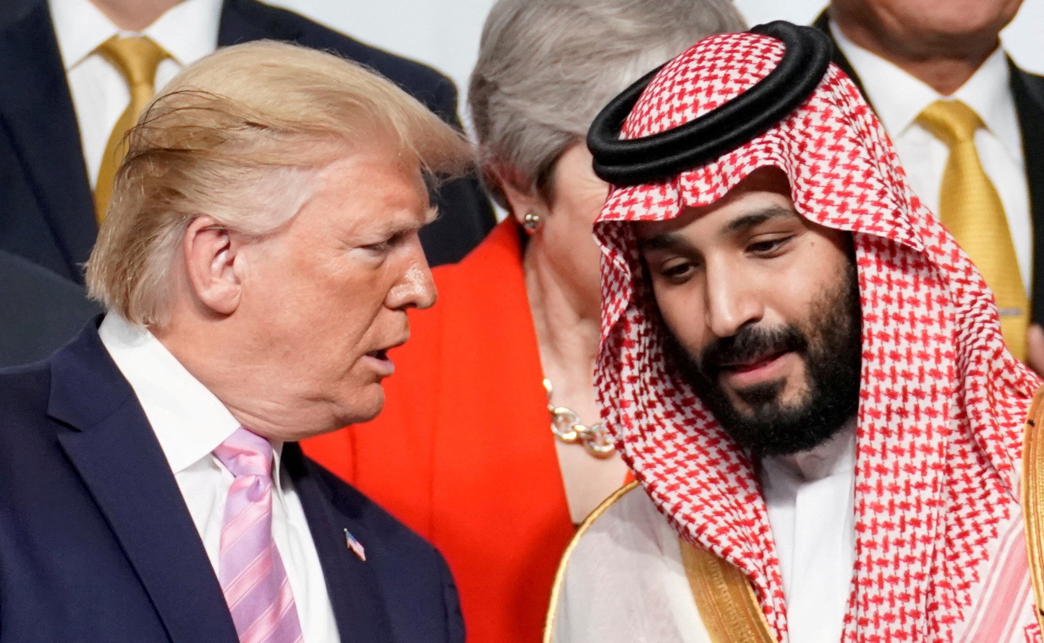 ABD Başkanı Donald Trump, 28 Haziran 2019, Japonya'daki bir G-20 Zirvesi'nde Suudi Crown Prens Muhammed bin Salman (MBS) ile konuşuyor. (Reuters fotoğrafı)