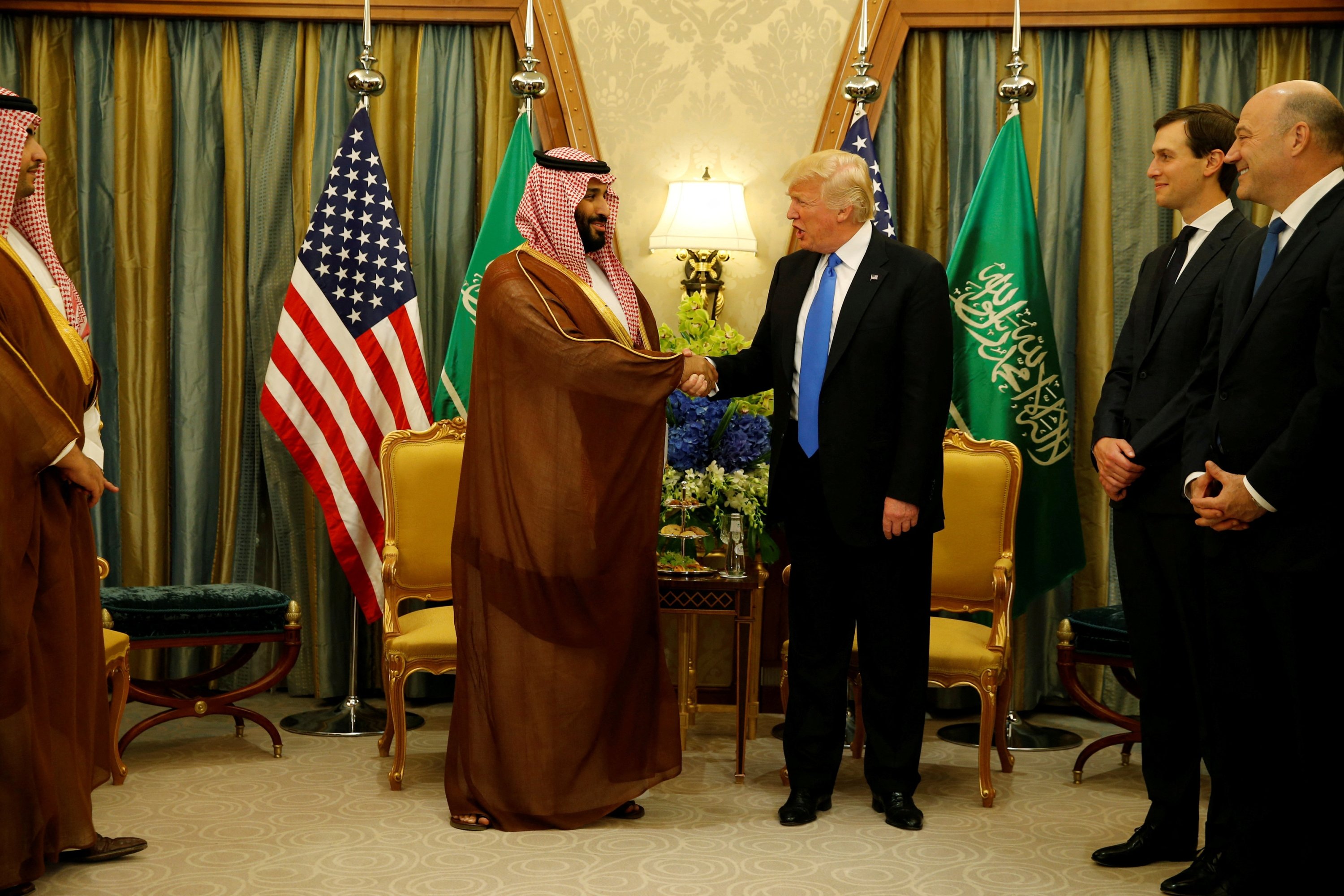 ABD Başkanı Donald Trump, Suudi Arabistan'ın Crown Prens Yardımcısı ve Savunma Bakanı Muhammed Bin Salman (MBS) ile 20 Mayıs 2017, Suudi Arabistan'daki Ritz Carlton Hotel'de bir araya geldi. (Reuters Photo).
